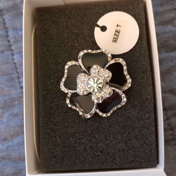 Flower Ring - Picture 3 of 5